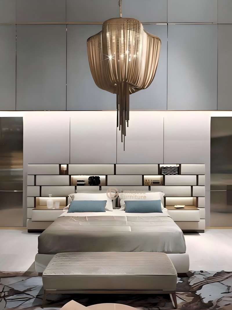高級感と職人技が融合した、エレガントな金属のアクセントを備えた新しいステートメントベッドです。 ✨